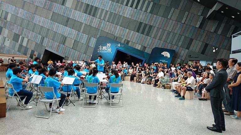 豐富的樂曲變化,不論古典或民謠,山歌或舞曲,繽紛愉悅的演出一場令人難忘的音樂會。