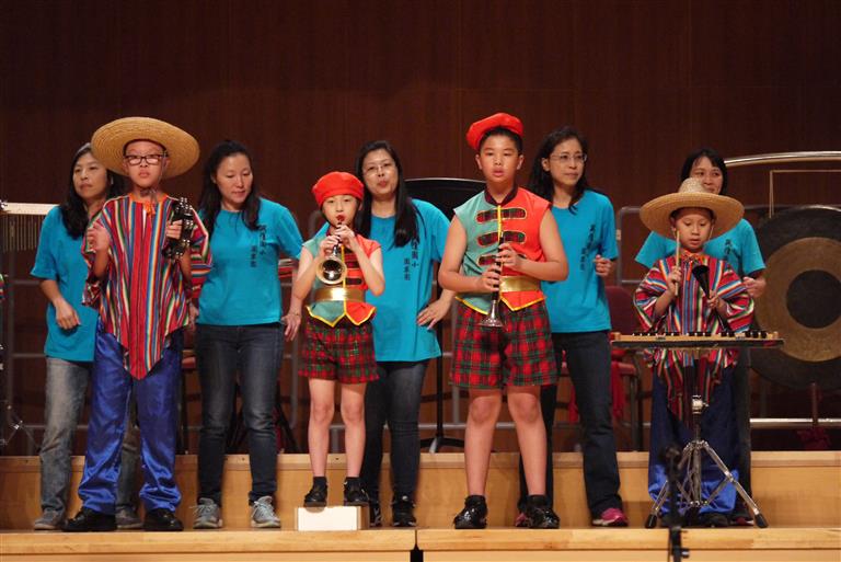 圖為圖為打擊及嗩吶組表演「拉丁狂潮」，親子一起表演體驗國樂的美好。