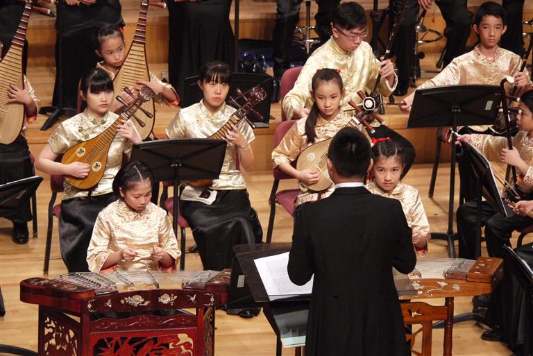 圖為音樂會的最後一首曲目「中華風」，此曲節奏快速強烈，帶領觀眾體會原住民音樂融合茉莉花曲目的饗宴。