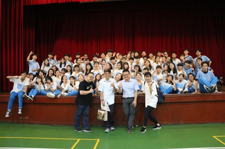 金山高中演出結束後與校長合影