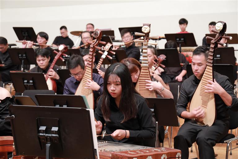 108年8月17日19:30 台南市立文化中心_彈撥組聚精會神演奏的樣貌