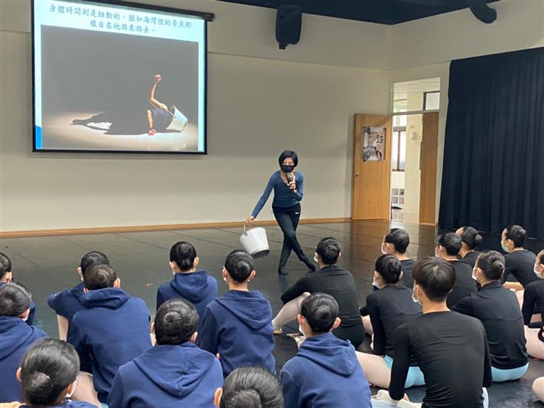老師講解生活物件編舞-文華高中