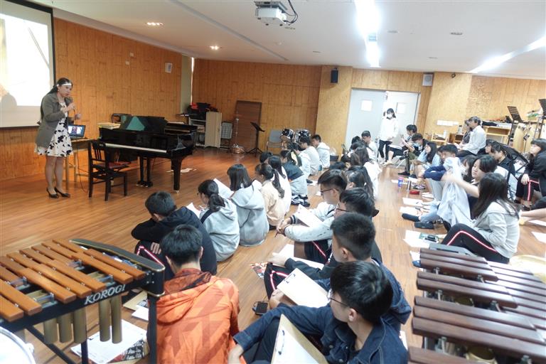 彰化高中音樂班的學生專注聆聽