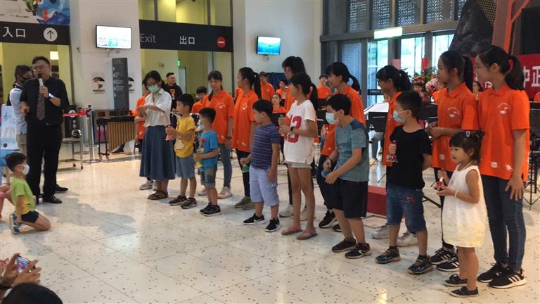 在海科館與現場民眾互動