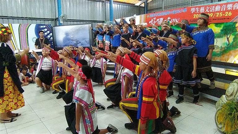 布鼓拉芙兒童合唱團表演拉阿魯哇族歌謠
