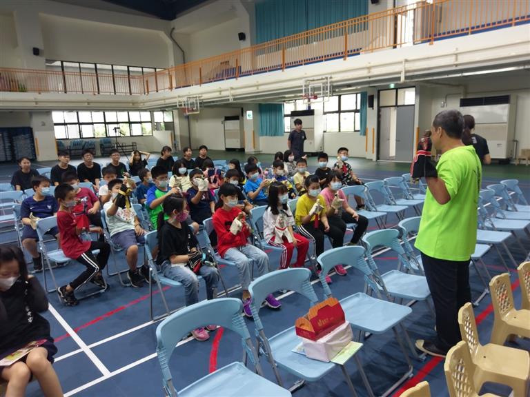 本校布袋戲指導老師指導中山國小學生較進階的操偶技巧