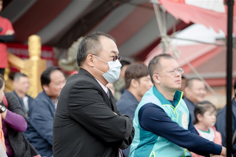 台下聚精會神觀賞演出的民眾