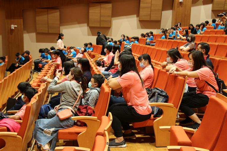 在新北市碧華國小音樂廳表演，約有300位師生進行交流