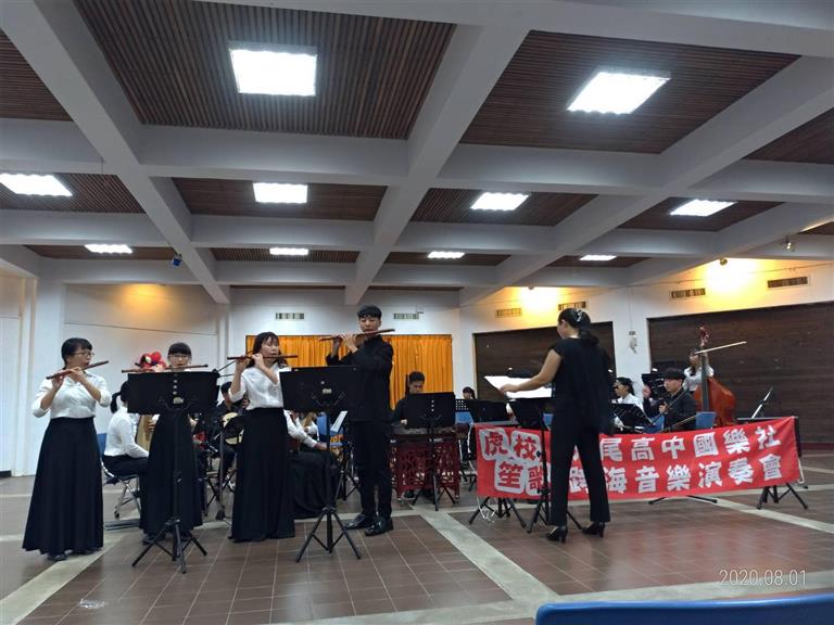 笛重奏演出。
