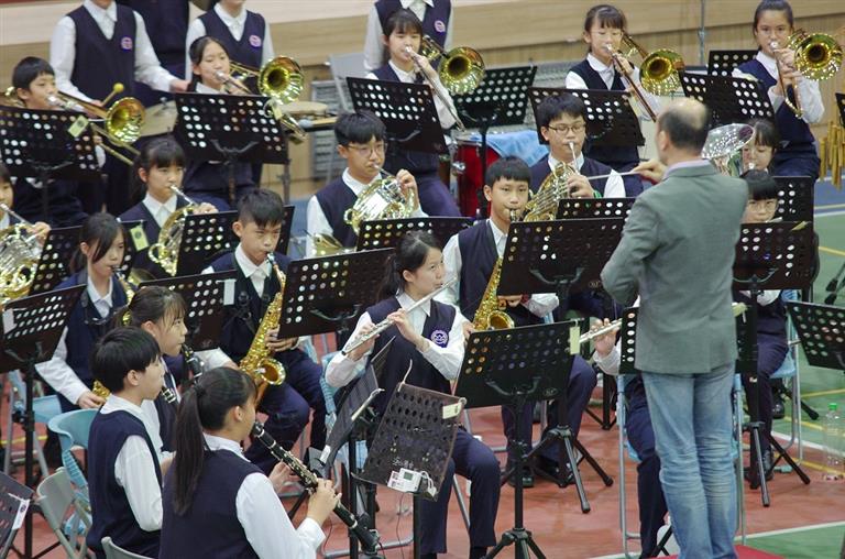 演奏Fanfare for the Third Planet