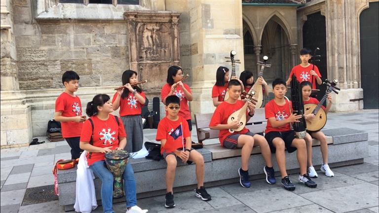 絲竹團在史蒂芬大教堂前進行快閃演出