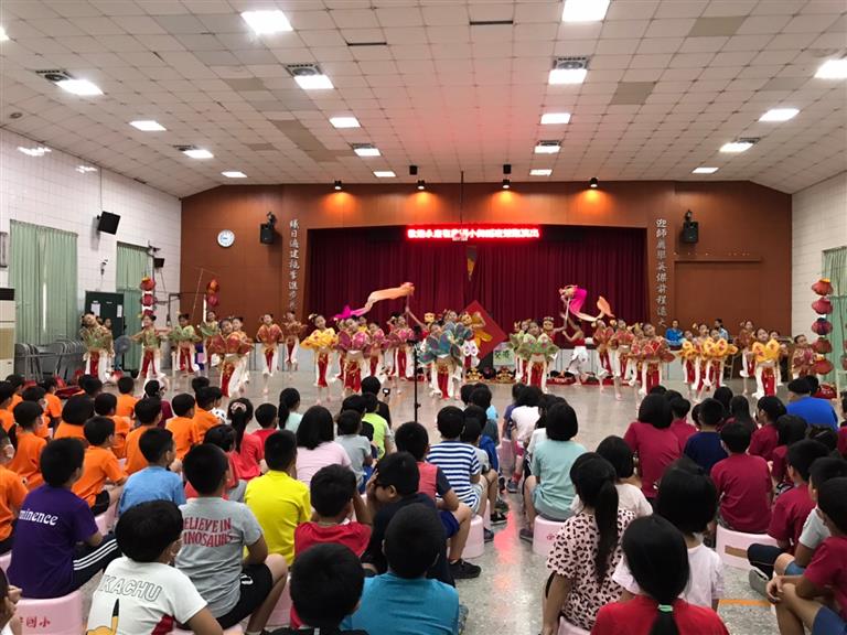 孩子專注地在看表演