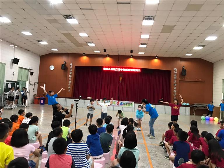 邀請學生上來互動表演
