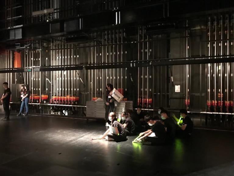 學員演出前抓緊機會練習。