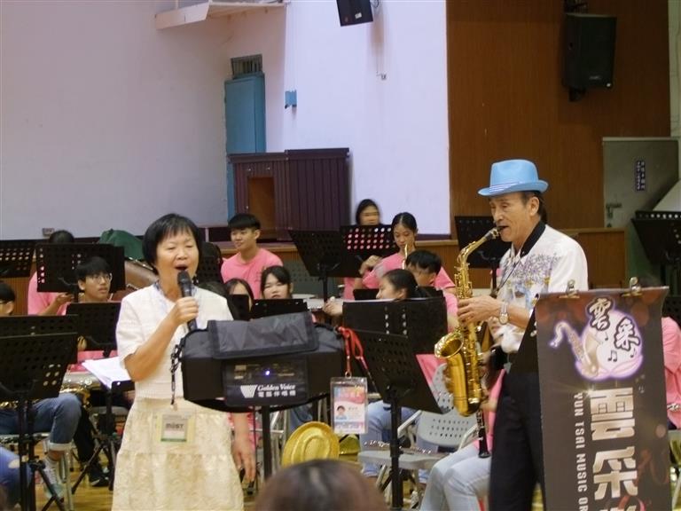 校長與雲采樂團合作獻唱「阿母的手」