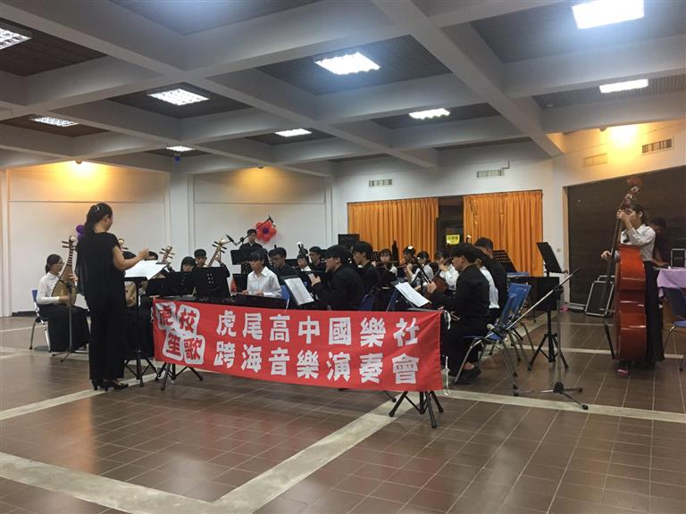 演奏《外婆的澎湖灣》