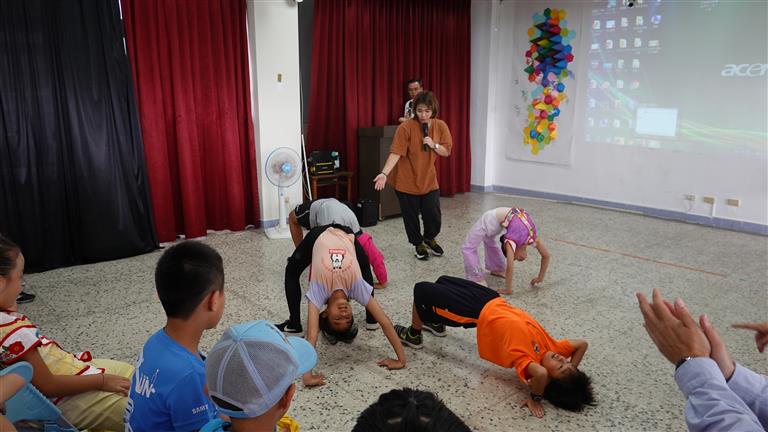 團員示範舞蹈動作，讓風櫃國小學生模仿，進行舞蹈體驗