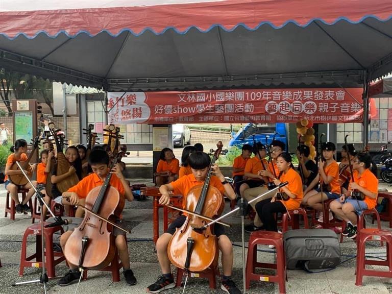2位帥氣陽光男孩為我們帶來大提琴「C大調奏鳴曲」