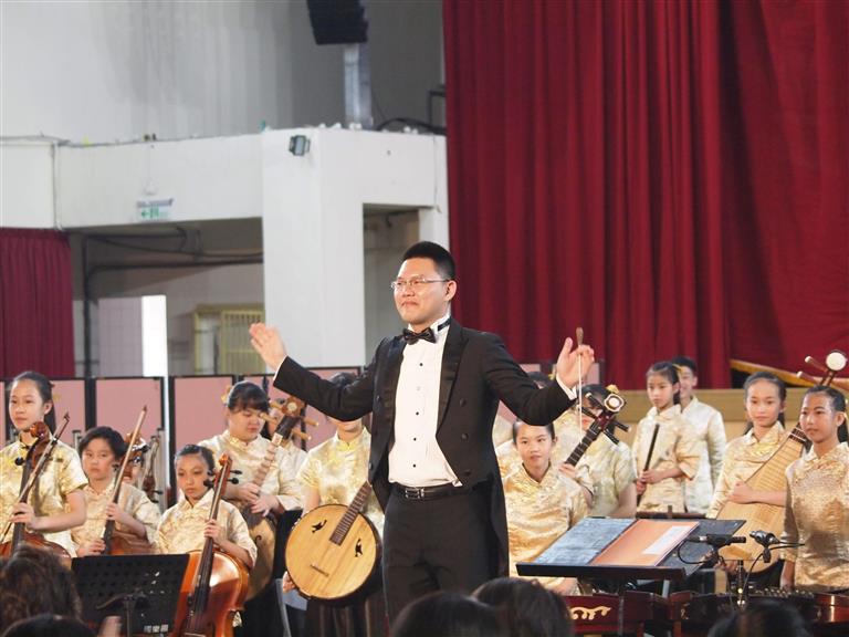 圖為校本團、校友團所帶來的「關東序曲」，為校友與學生的合奏