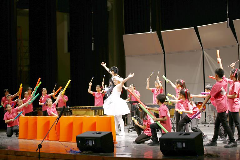 搭配怪怪管、桶子跟舞蹈的表演搏得滿堂彩