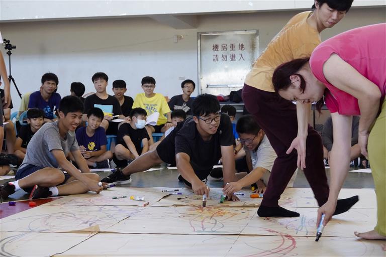 學生跟隨畫家現場創作，於西嶼國中
