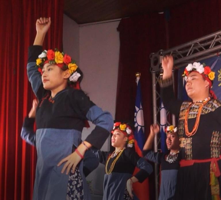 學生在舞台上大方演出