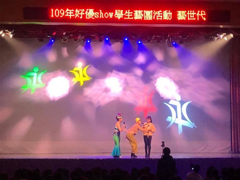 帶領現場觀眾做動作解析