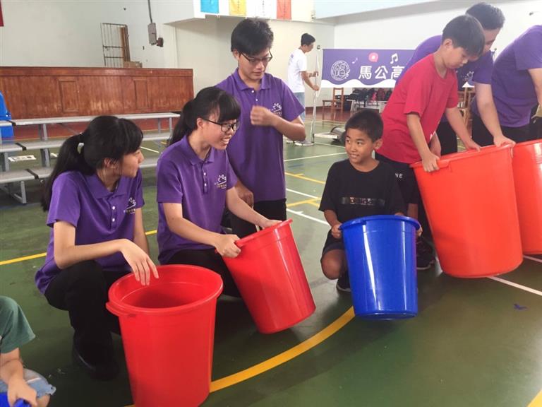現場進行打擊教學與小小觀眾互動