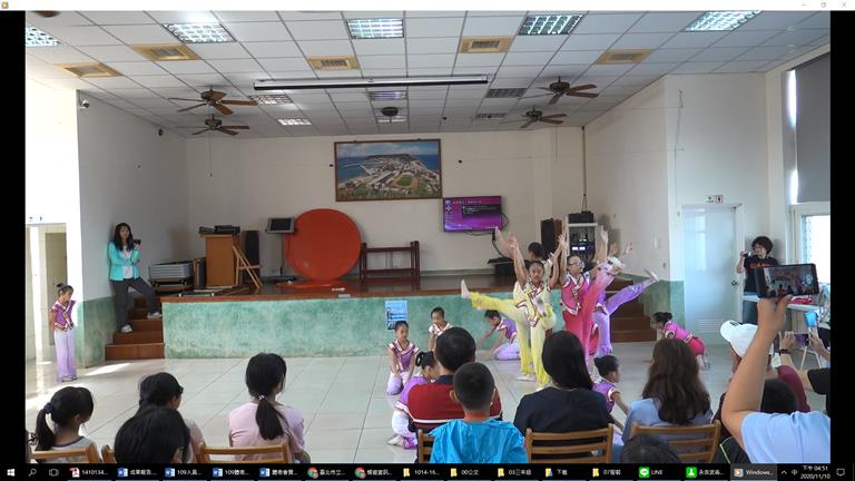 舞蹈團進行舞蹈表演