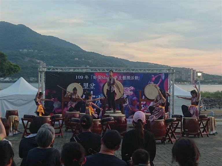 表演「臥虎倉龍」時，淡水暮色帶來了繽紛，讓曲目詮釋多了視覺享受