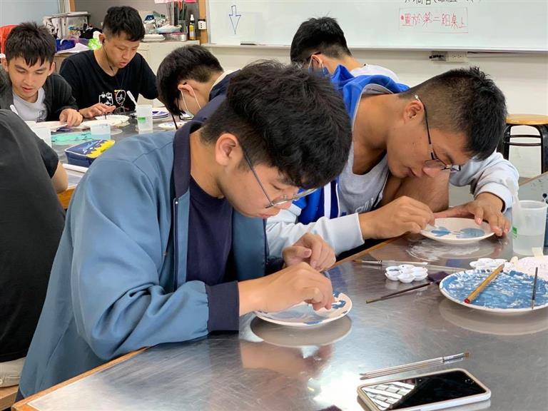 看同學們專注的創作神情必有好作品的出現