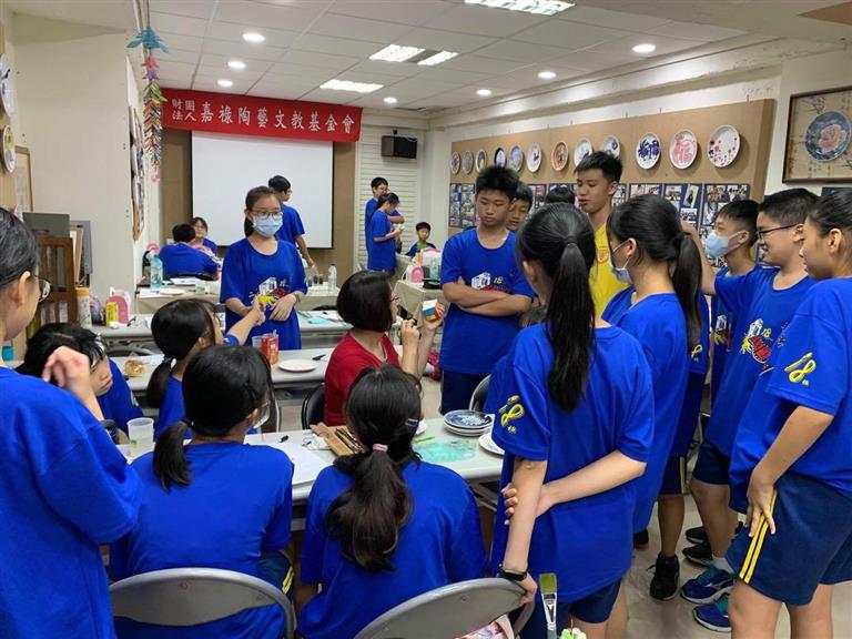 中和國中的瓷繪課程，除了在校園進行也來基金會創作 