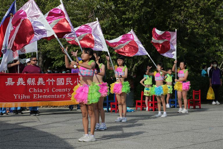 旗彩隊揮動大旗表演