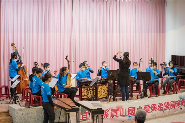 絲竹的曲目—夏風。 員山孩上在台上的演出，專注認真的神情，獲得熱烈的掌聲。                        主持人妙語如珠，觀眾的掌聲和鼓勵，孩子開心的模樣，並提昇                        了信心與演出品質。