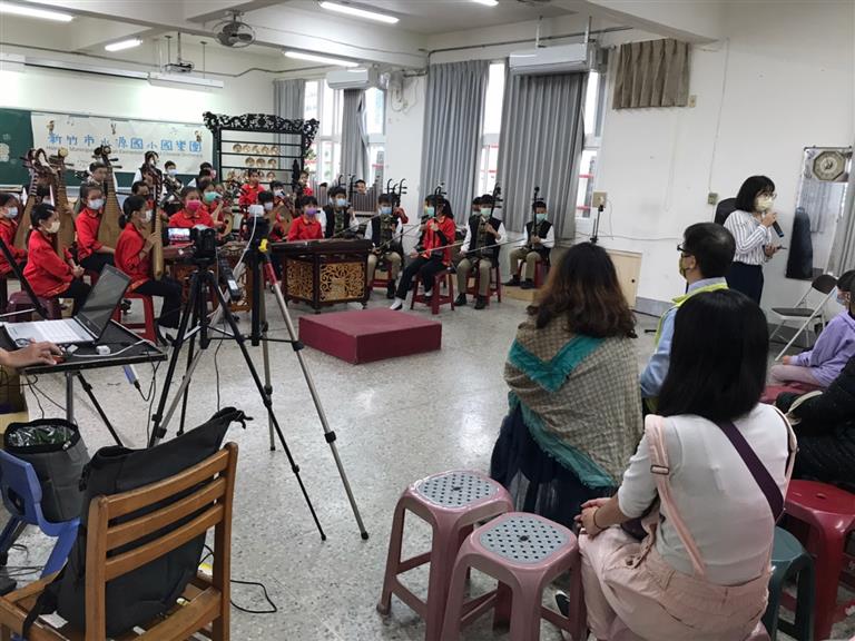 學生專注演出