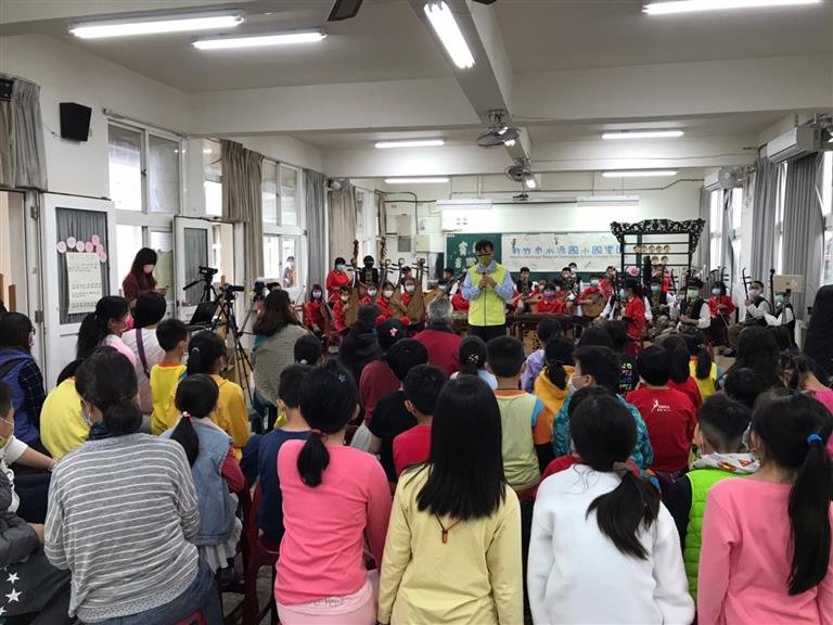 學生專注演出