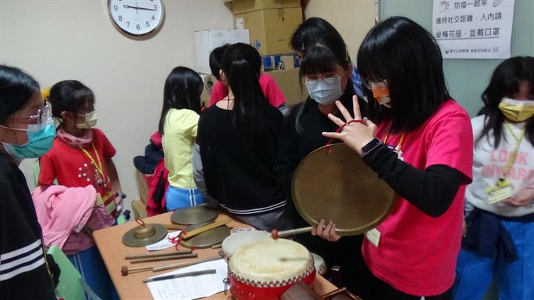 他校學生體驗敲鑼打鼓震撼感