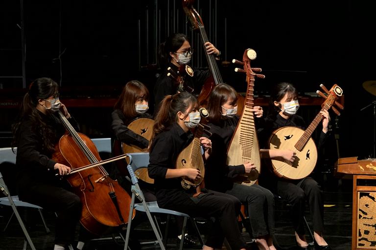 學生專注演出