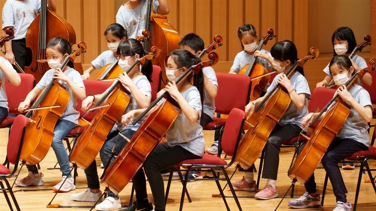 代表團學生演出