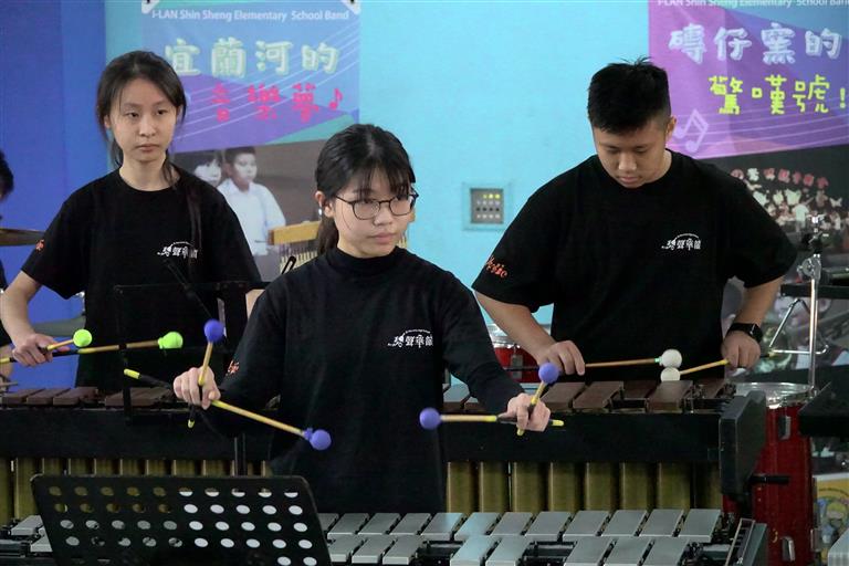 學生專注演出