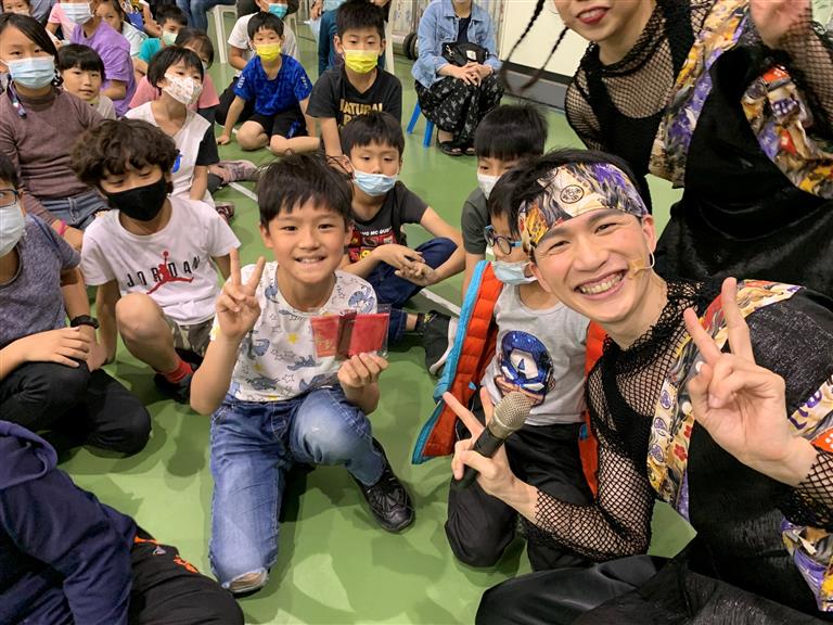 與回答問題的小朋友合照