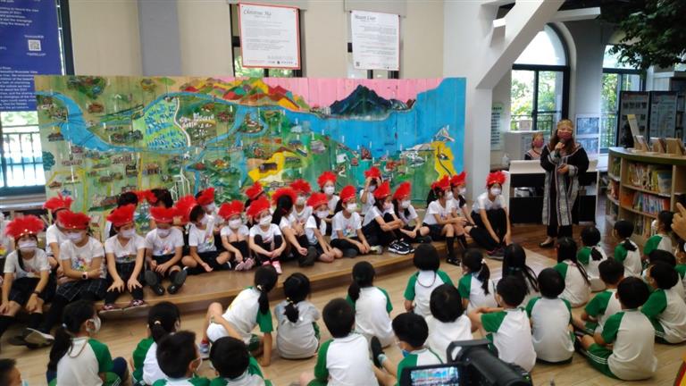 合唱社指揮老師導聆歌曲及介紹原住民服飾