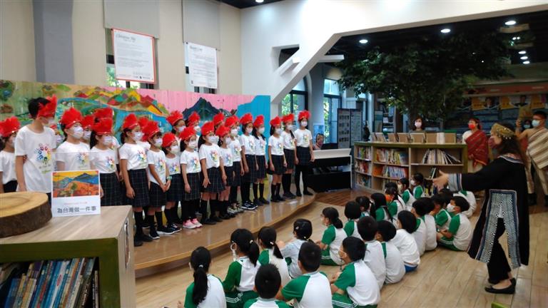 合唱社在幸福森林圖書館內演唱台灣民謠歌曲