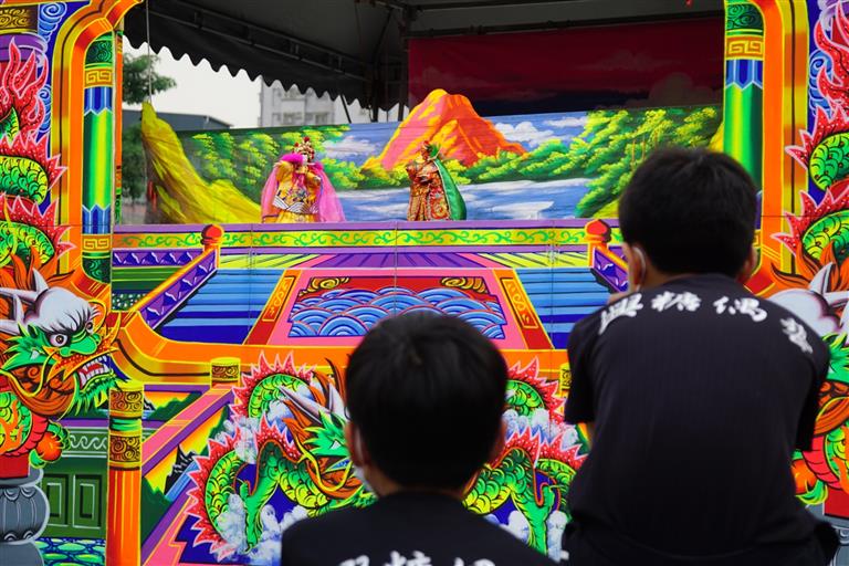 學生專注欣賞演出