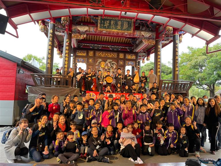 安東國小國樂絲竹團在宜蘭傳藝中心表演後與觀眾合影