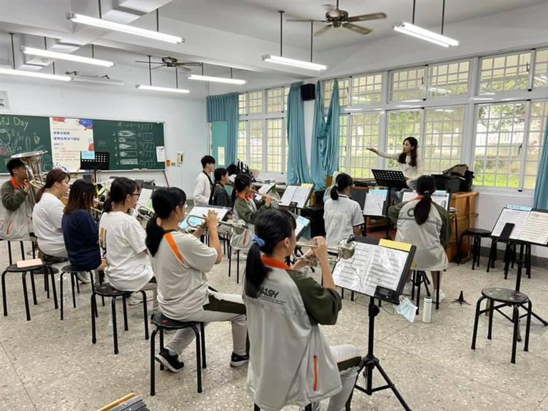 學生在校內認真練習演奏曲目及樂曲串燒