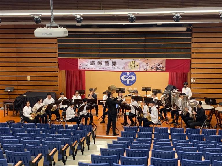 教師與學生沉浸樂曲意境