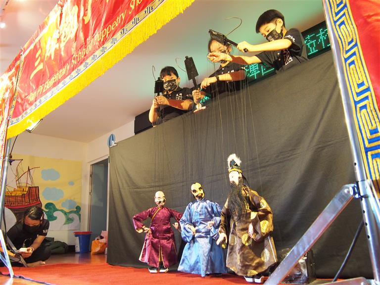 三埤國小-小小操偶師，聚精會神演出