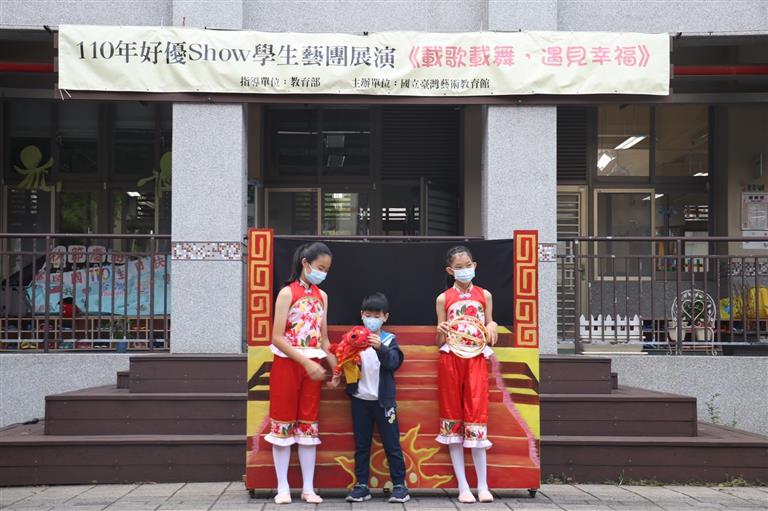舞蹈團成員與觀眾互動