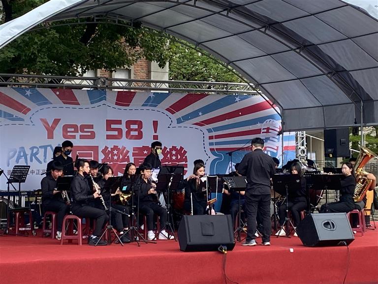 學生專心演奏